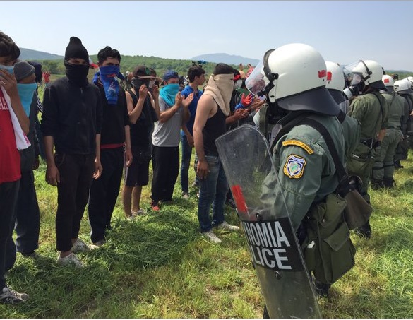 Грција подготвува акција за празнење на Идомени