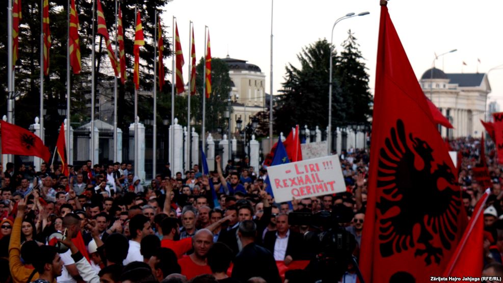 За да не се зборува за демократија, се крои Македонија
