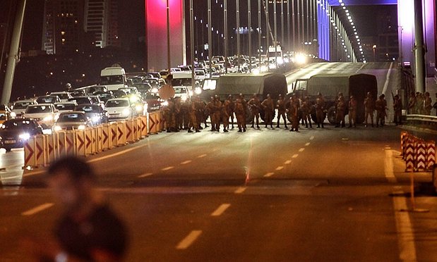 ЕРДОГАН надвор од Турција на одмор, а во државата воен удар