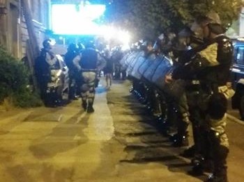 Тензично пред СПУКМ: Полицијата ги турка студентите од „Студентски пленум“