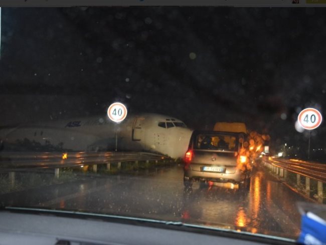 Италија: Авион ја проби оградата на аеродромот во Милано и заврши на автопат