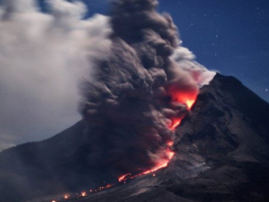 Откажани летови во Индонезија поради ерупција на три вулкани