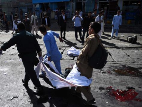Кабул: Бомба пред хотел, настрадале напаѓачите и полицајци