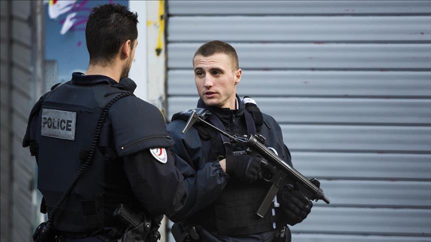 Во Париз уапсено 16-годишно момче поради планирање терористички напад