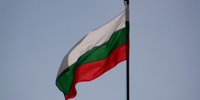 Бугарија ја замрзна цената на струјата