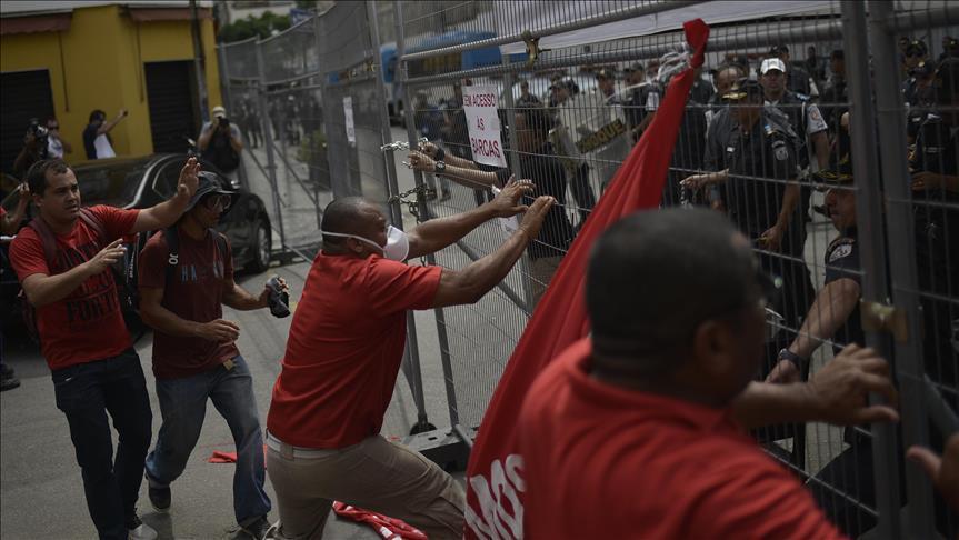 Бразил: Судир меѓу демонстрантите и полицијата поради мерките за штедење