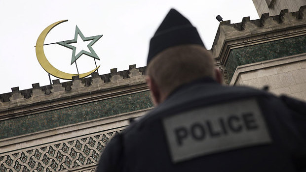 Франција ќе затвори уште четири џамии поради проповедање радикален ислам