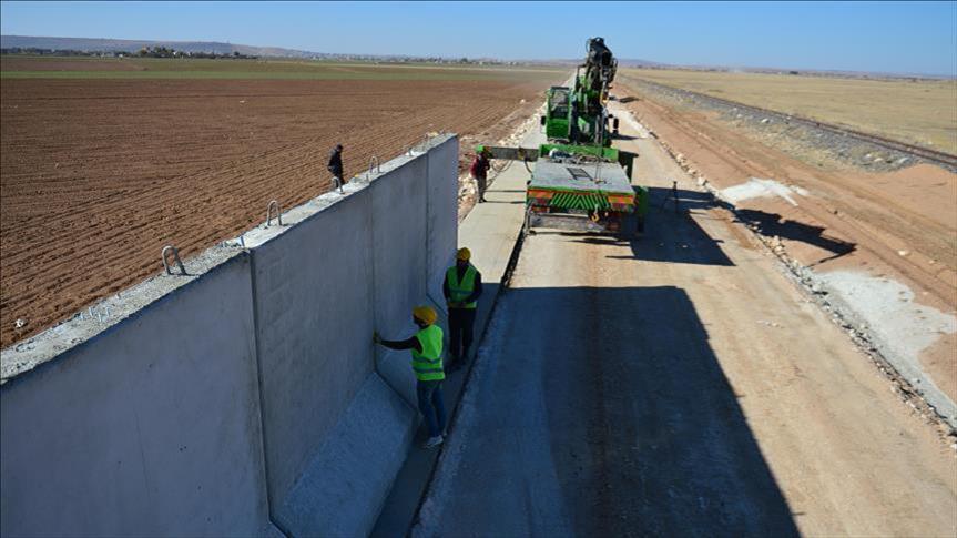 Турција продолжува со изградба на ѕид по должината на границата со Сирија