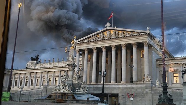 Австрискиот парламент утрово во пожар