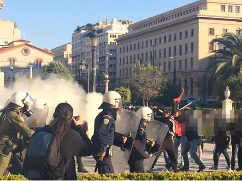 Жестоки судири меѓу демонстрантите и полицијата на протестите во Атина