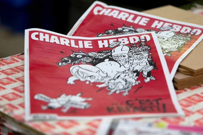 „Шарли ебдо“ објави карикатура од рускиот авион, Москва реагира