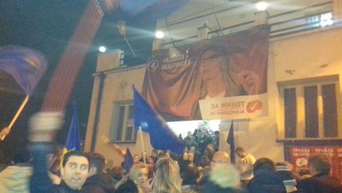 Пред седиштето на СДСМ во Битола се слави