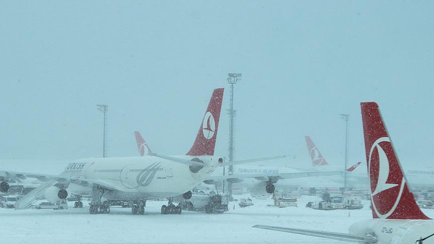 Поради снегот во Истанбул откажани 640 летови, во хотелите чекаат 13.000 патници