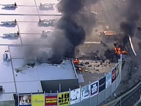 Авион се урна во трговски центар во Мелбурн, пет лица загинаа