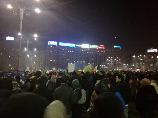 Романците четврта вечер по ред протестираа против владиниот указ за корупција