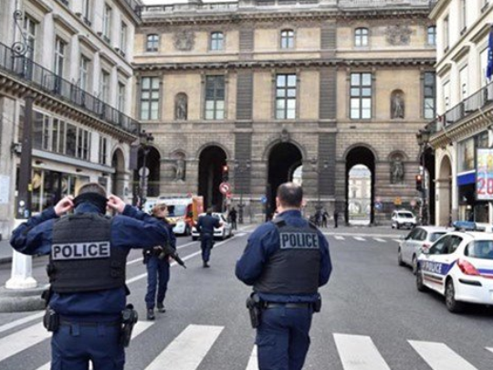 Пукање кај „Лувр“, паника во Париз