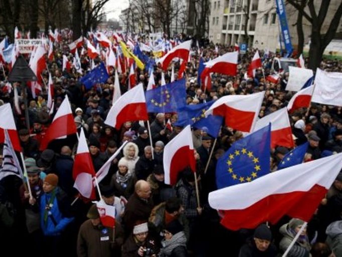 Полска ги отфрли критиките на ЕУ за спорната реформа на уставниот суд