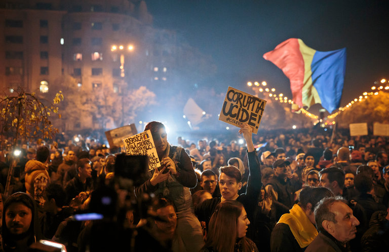 РОМАНИЈА: Демонстрантите со поддршка на антикорупциската комисија