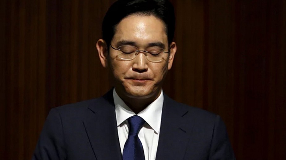 Директорот на „Samsung“ приведен поради корупција