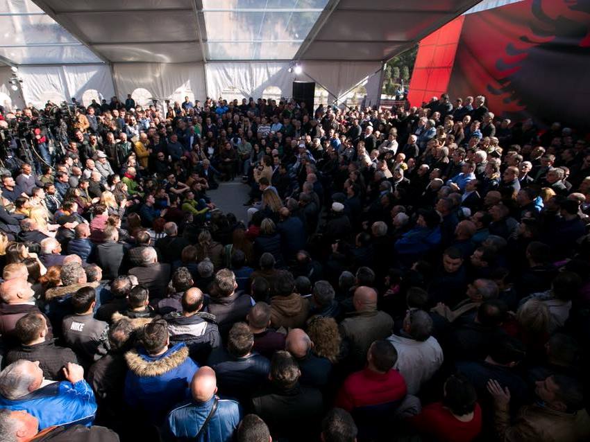 Опозицијата во Албанија официјално се откажа од учество во изборите