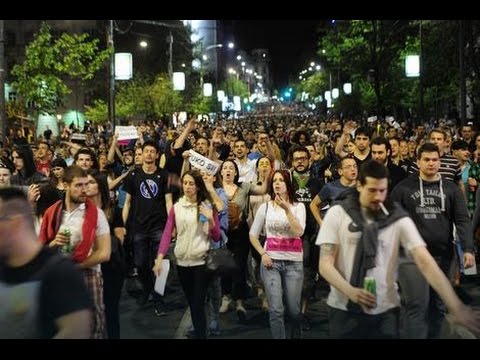 Протести во Белград и Нови сад против победата на Вучиќ