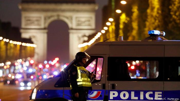 DW: Убиен полицаец во напад во Париз
