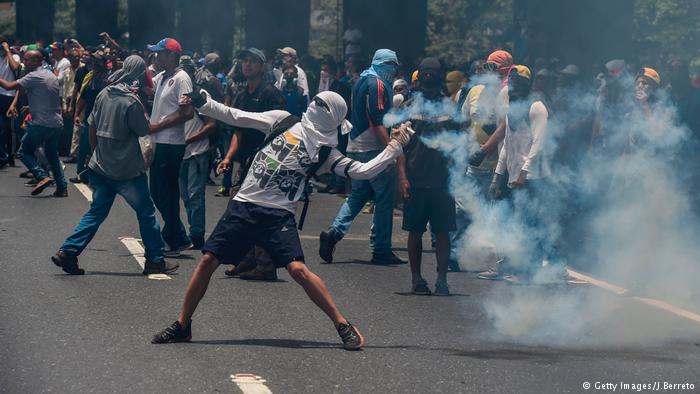 DW: Жестоките протести во Венецуела со жртви