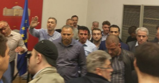 Зоран Заев повреден од демонстрантите во прес-центарот
