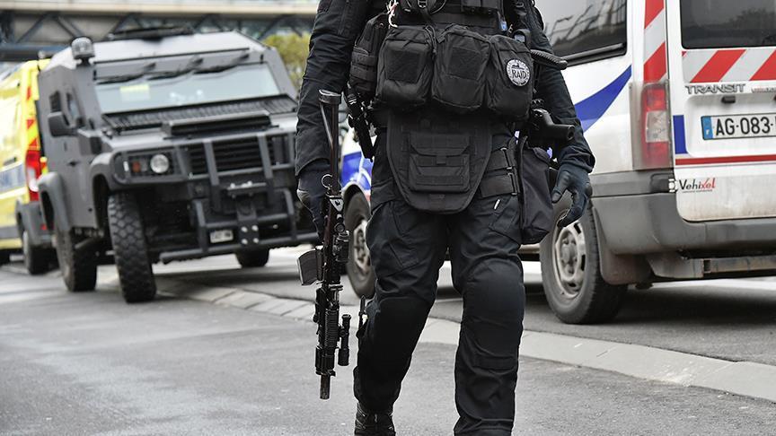 Париз: Напаѓач со автомобил повреди шестмина војници