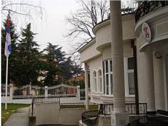 МВР: Зголемено е обезбедувањето на српската амбасада во Скопје