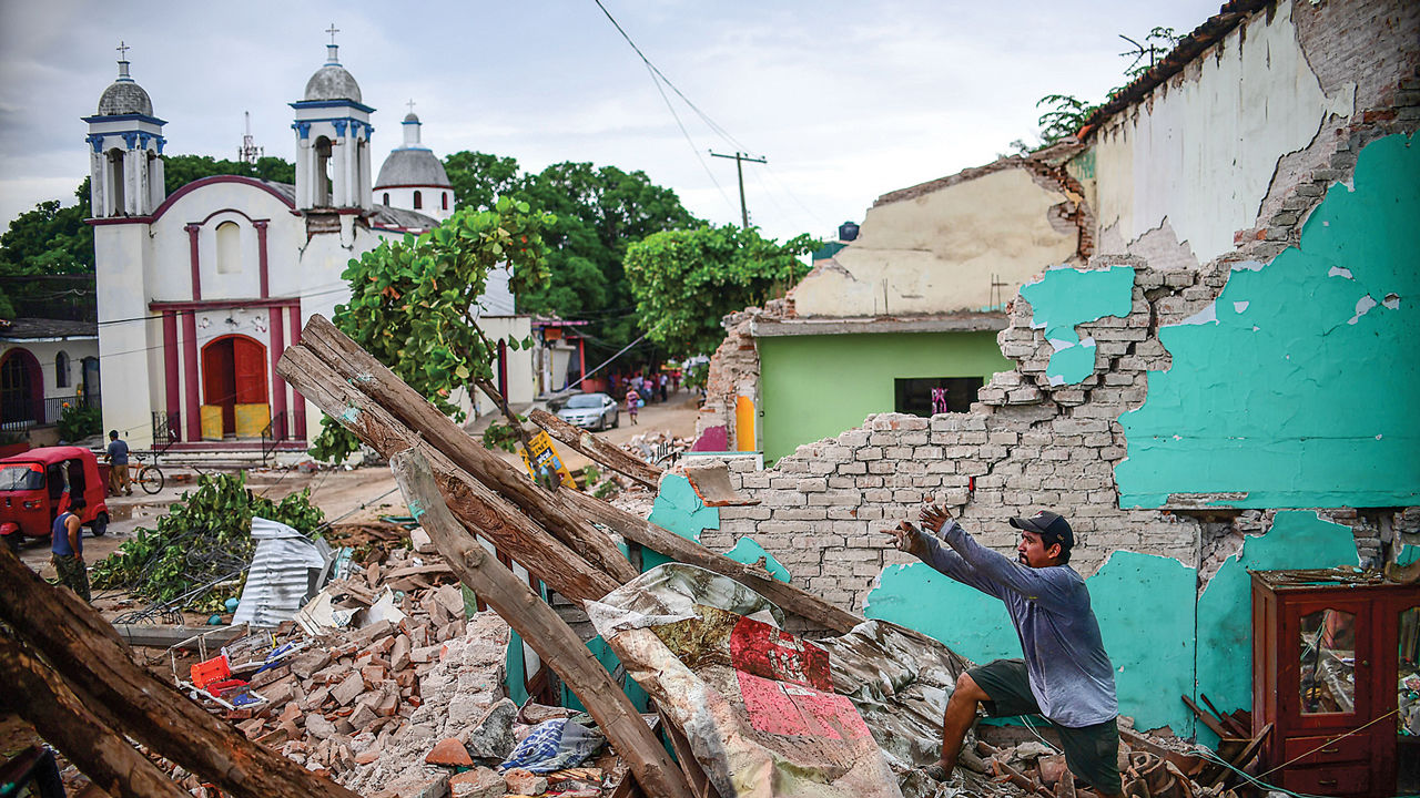 Силен земјотрес во Мексико, над 200 загинати