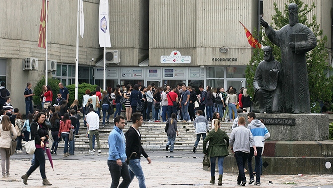 Студентски митинг пред УКИМ, под мотото „Медиумски писмен студент“