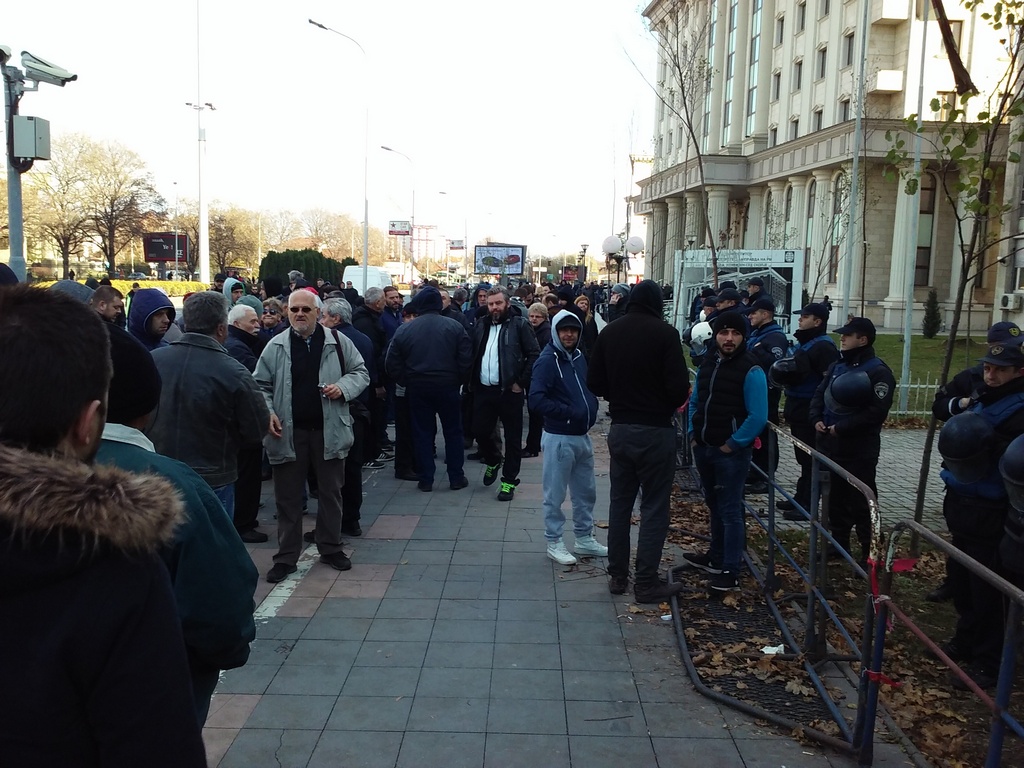 Симпатизери на ВМРО-ДПМНЕ се собраа на протест пред судот