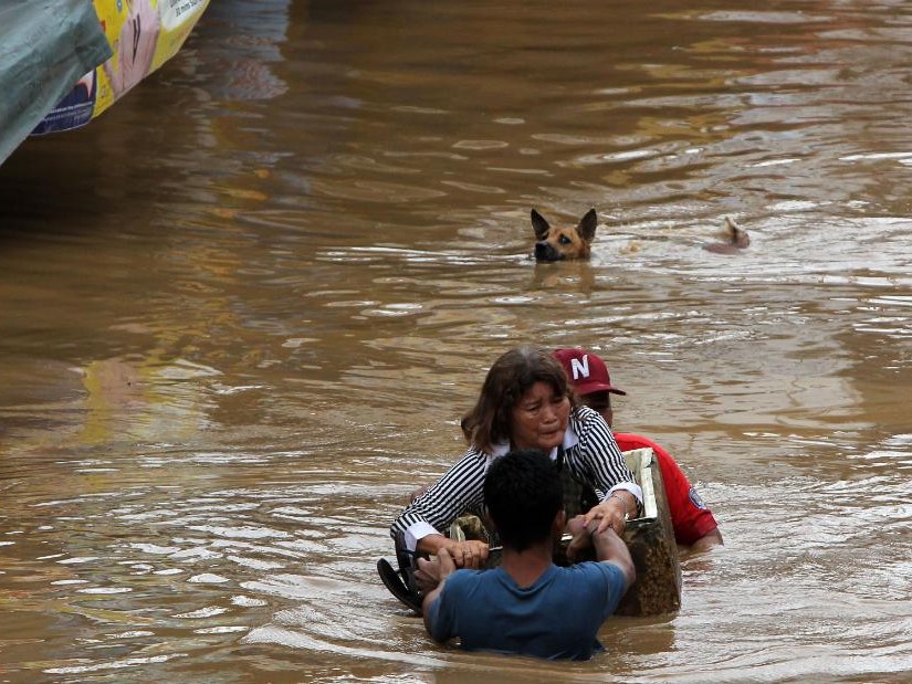 Филипини: Свлечишта и поплави усмртија 240 лица