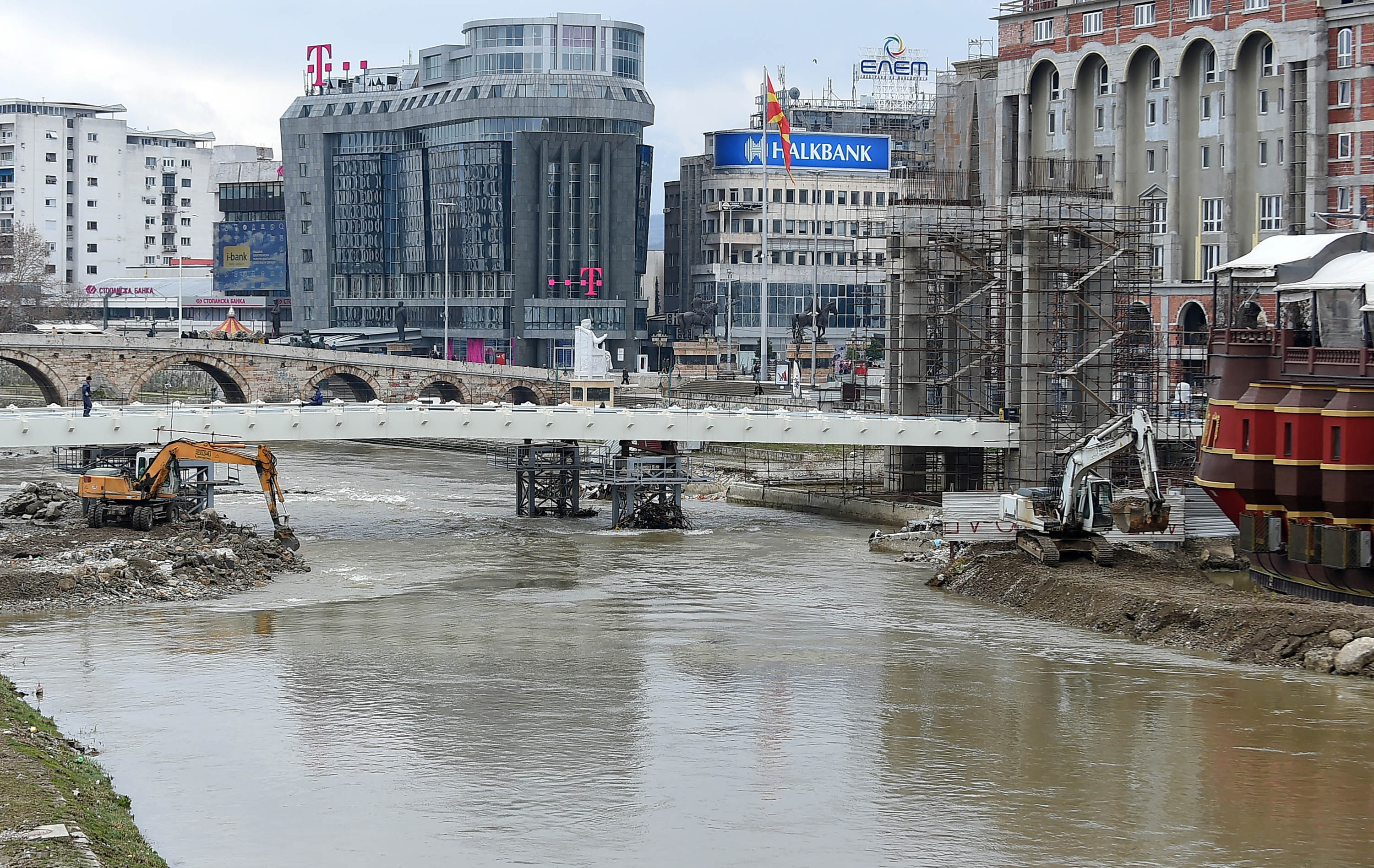 Град Скопје почнува со расчистување на насипите и градежниот материјал Вардар