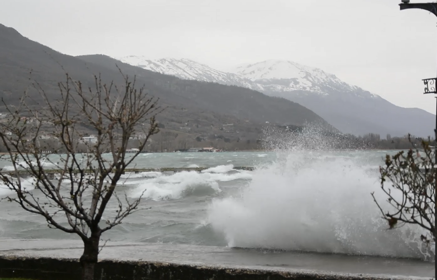 Охридското Езеро утринава мирно, оштетени само некои објекти на крајбрежјето