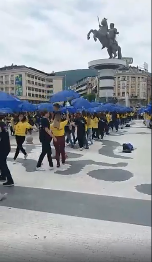 Mатурантите заиграа кадрил на плоштадот Македонија
