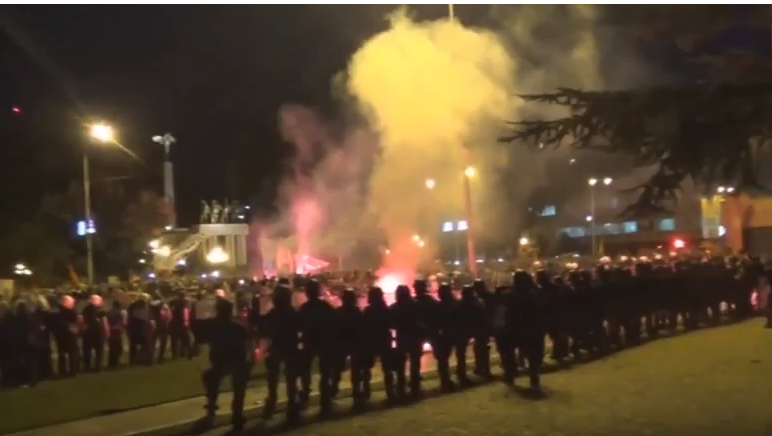ВО ЖИВО: Протест пред Собрание, граѓаните бараат оставка од Заев