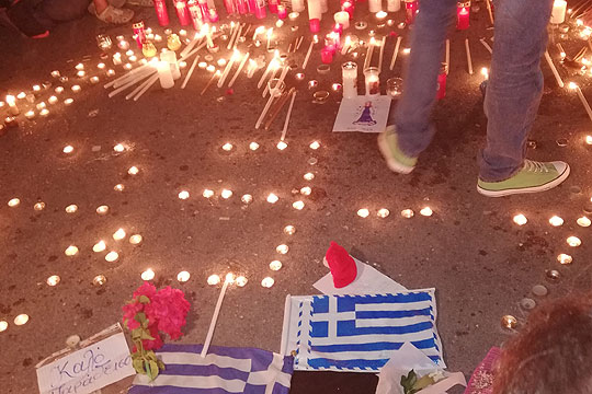 Атина: Со едноминутен молк одржан собир во чест на жртвите во пожарите