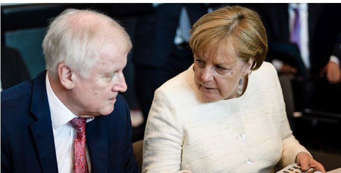 Зехофер понуди оставка во владата на Меркел