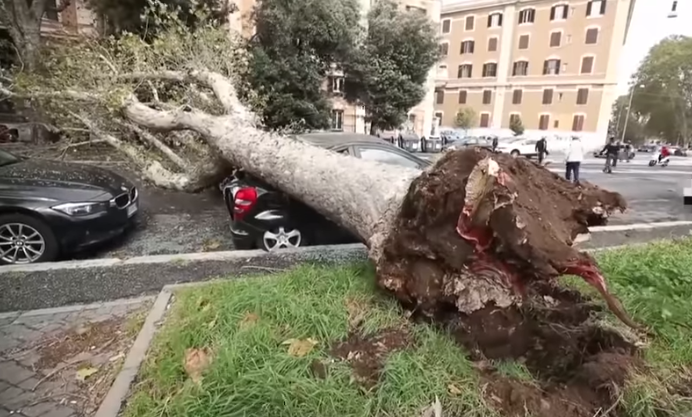 Силно невреме во Италија со големи материјални штети и човечки жртви