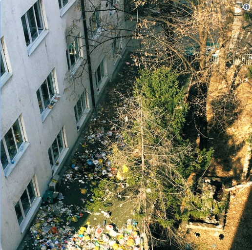 Комунална хигиена ќе го чисти срамот и шутот во дворот на студентскиот дом „Пелагонија”