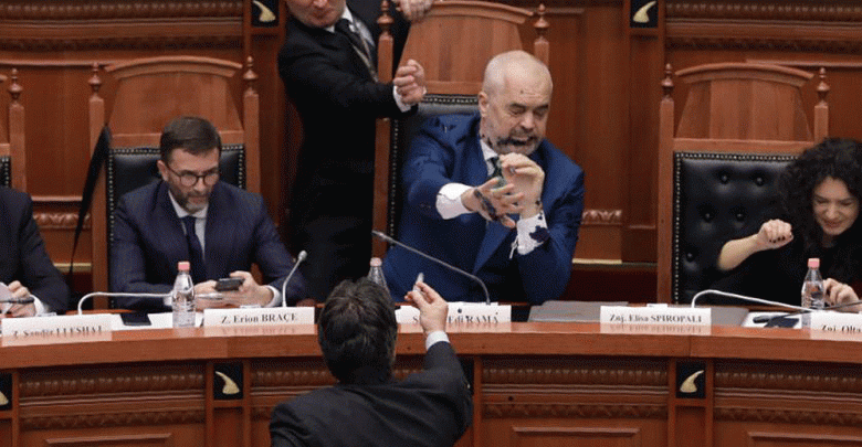 Опозициски пратеник истури боја врз Рама во албанскиот Парламент
