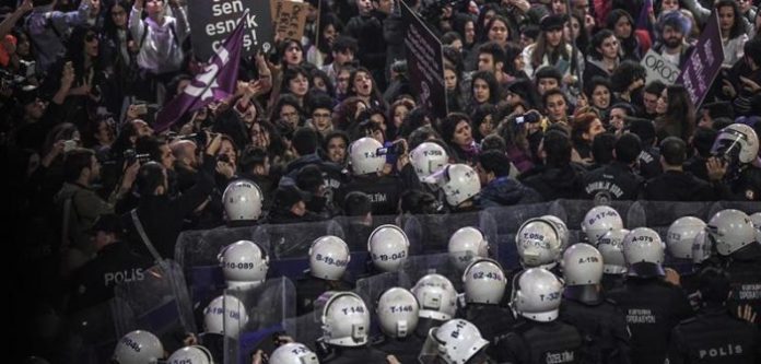 Осмомартовскиот протест во Истанбул разбиен со солзавец од полицијата