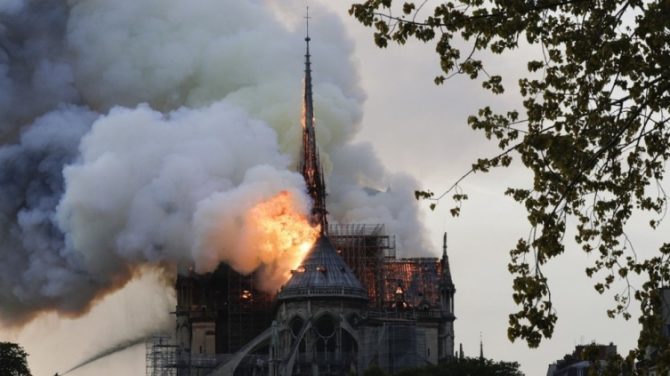 Сè уште гори познатата катедрала „Нотр Дам“ во Париз