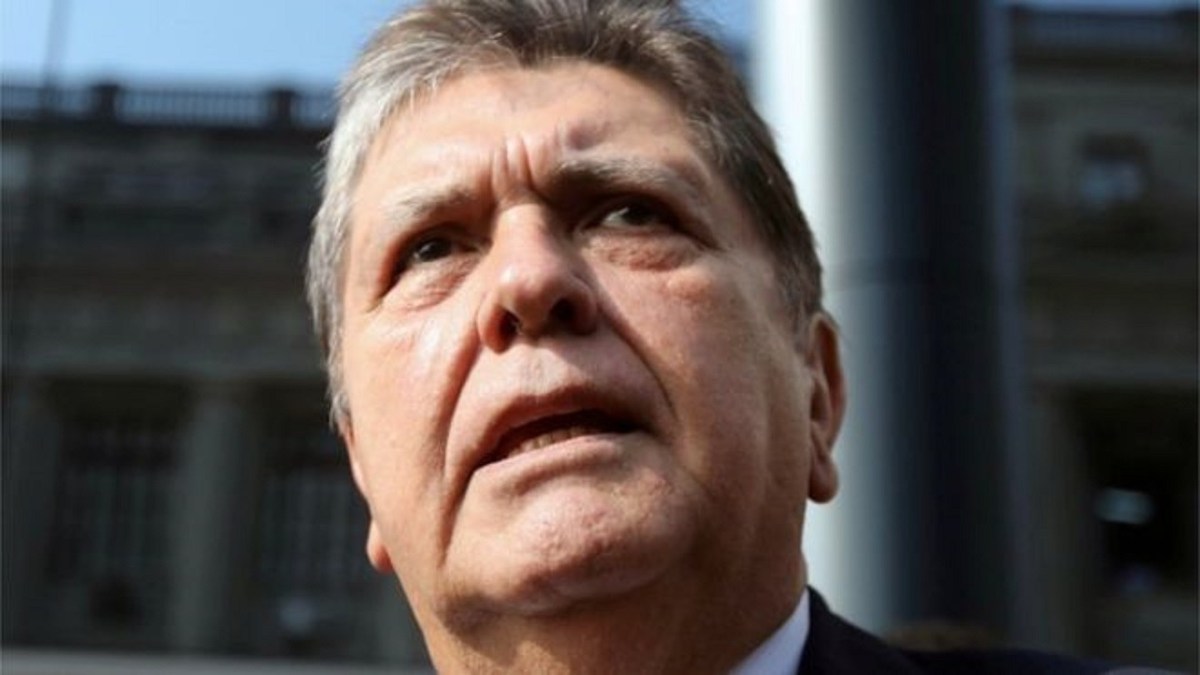 Се застрела поранешниот претседател на Перу обвинет за мито и корупција