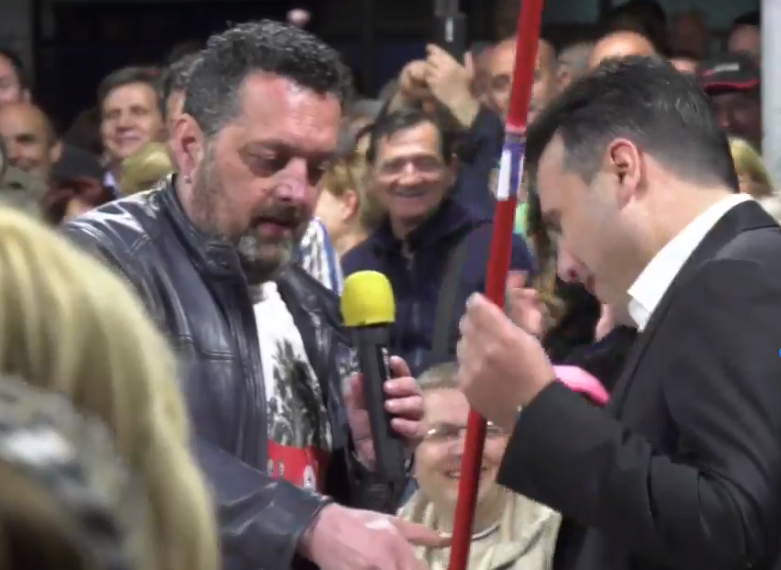 Актерот Драган Спасов Дац му подари метла на Заев (ВИДЕО)