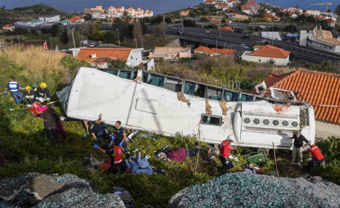 Страотна автобуска несреќа во Португалија – најмалку 29 загинати