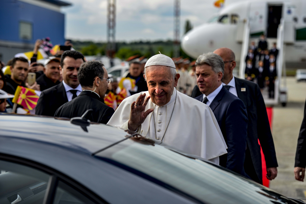 Папата Франциск пристигна во Скопје (ВИДЕО)