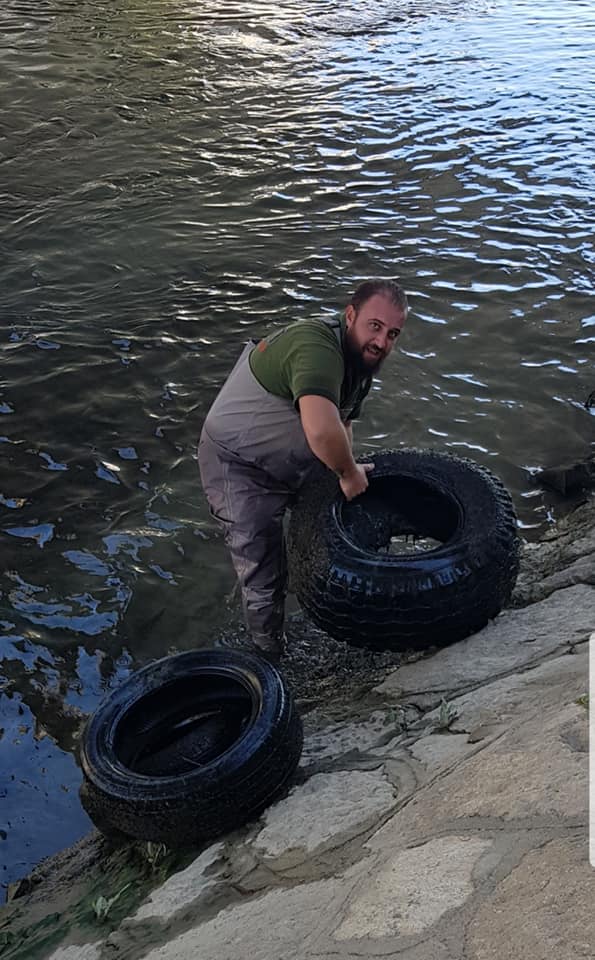 Граѓанска акција: Извадени 50 автомобилски гуми од Вардар